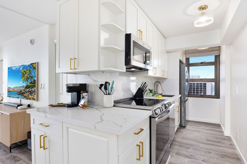 Premium Remodeled Condo with Ocean View and Parking: Premium Apartment, 1 King Bed with Sofa bed, Ocean View (WB 2713 T1) photo