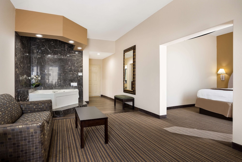 Room, 1 King Bed, Non Smoking, Jetted Tub photo 3