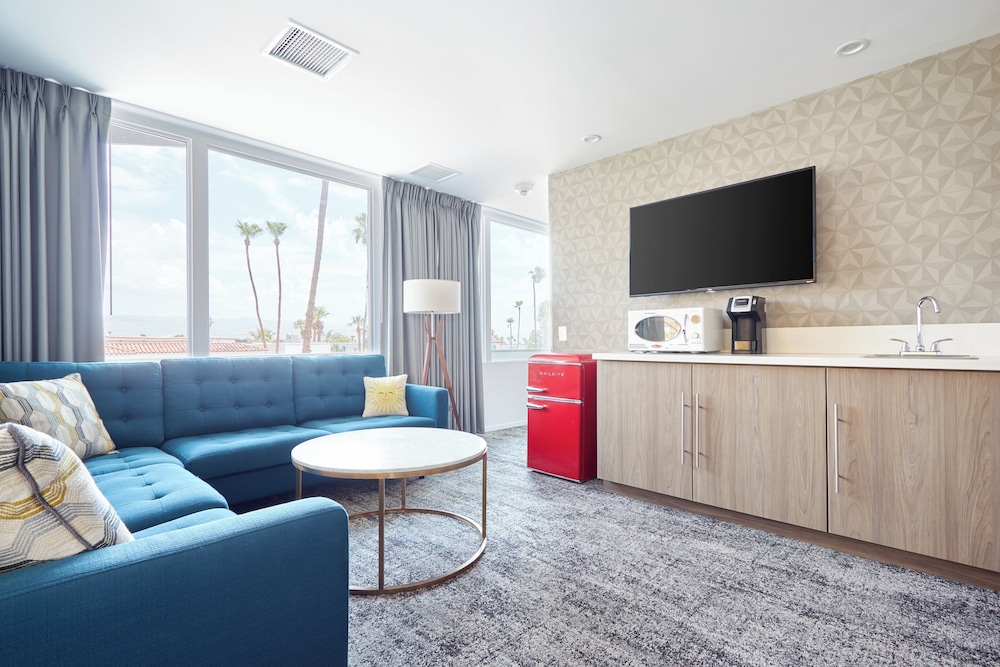 Superior Suite, 1 King Bed, Balcony photo 1