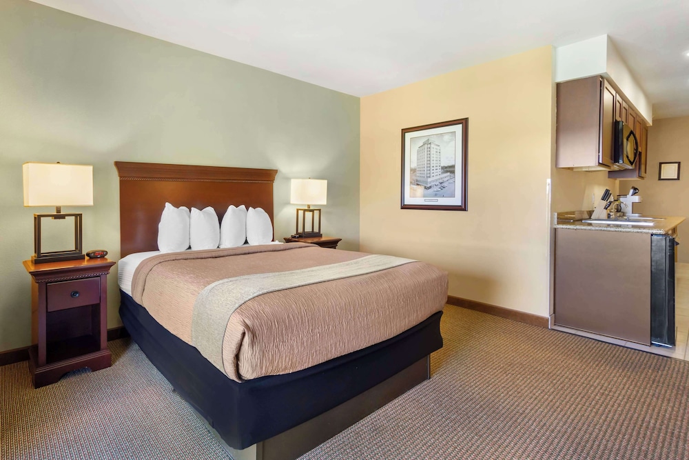 Suite, 1 Queen Bed, Non Smoking, Balcony