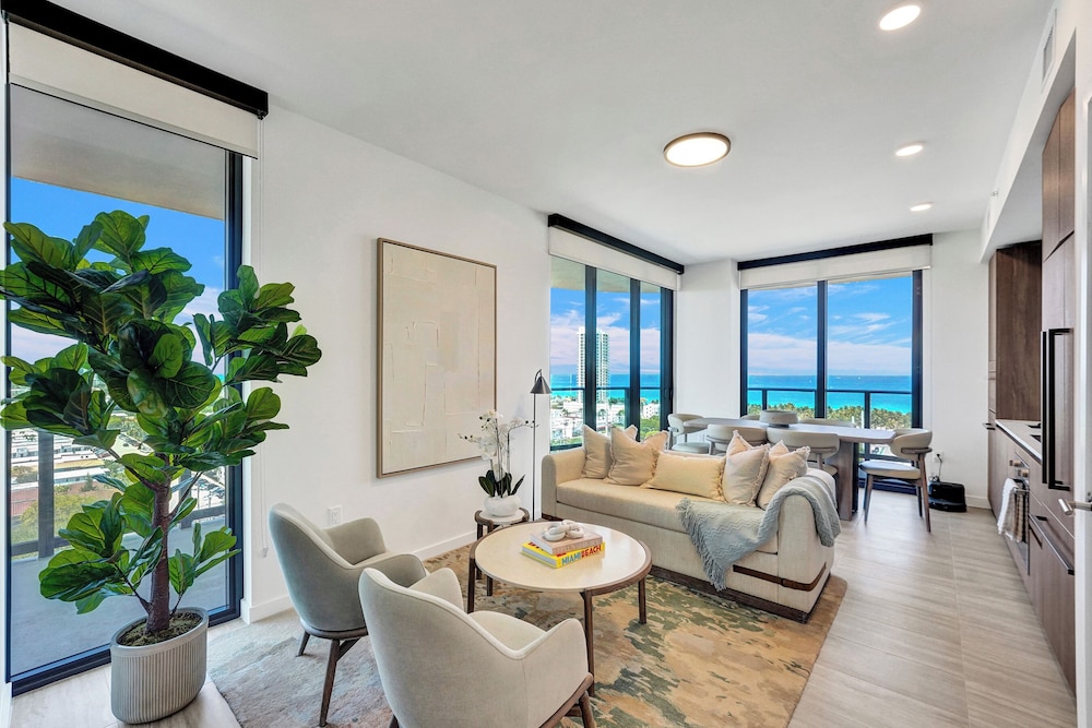 4 Bedroom Residence with Balcony, Direct Ocean views