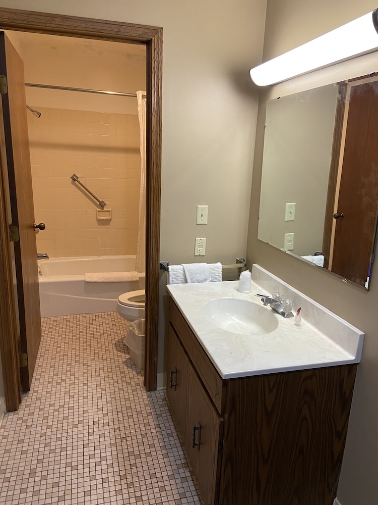 Room, 2 Queen Beds, Non Smoking (2nd Floor Only - 17 Stairs) photo 2