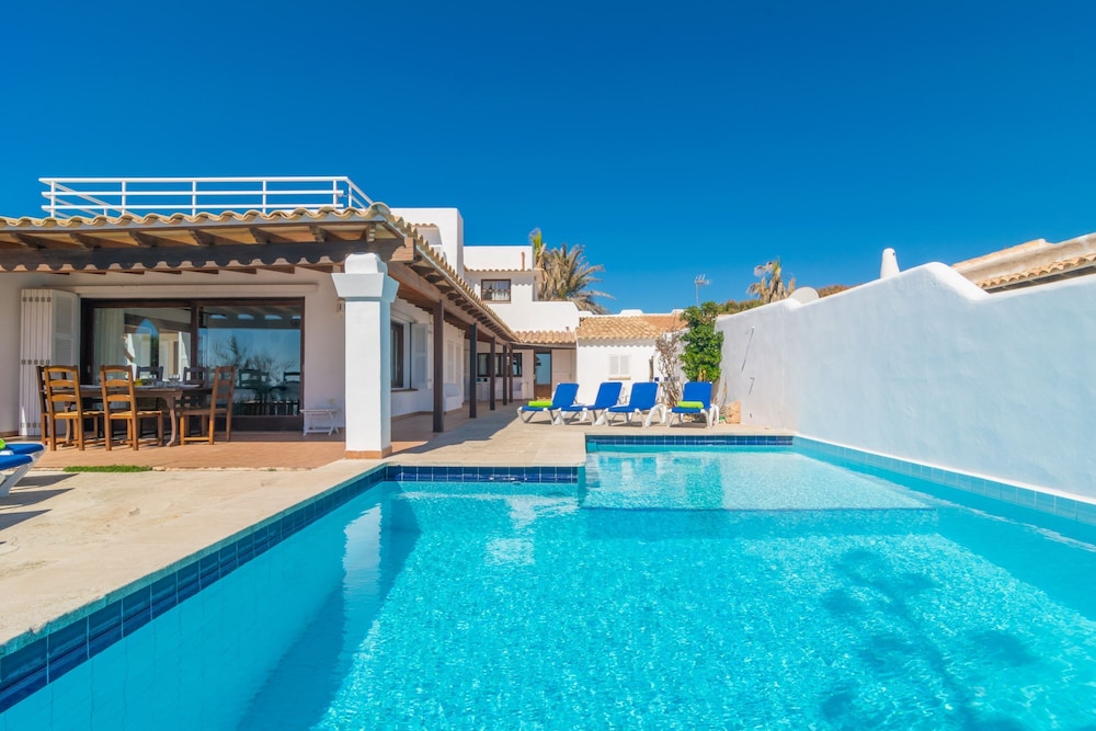 Villa photo 2