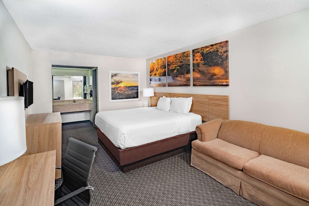 Suite, 1 King Bed, Jetted Tub photo 2