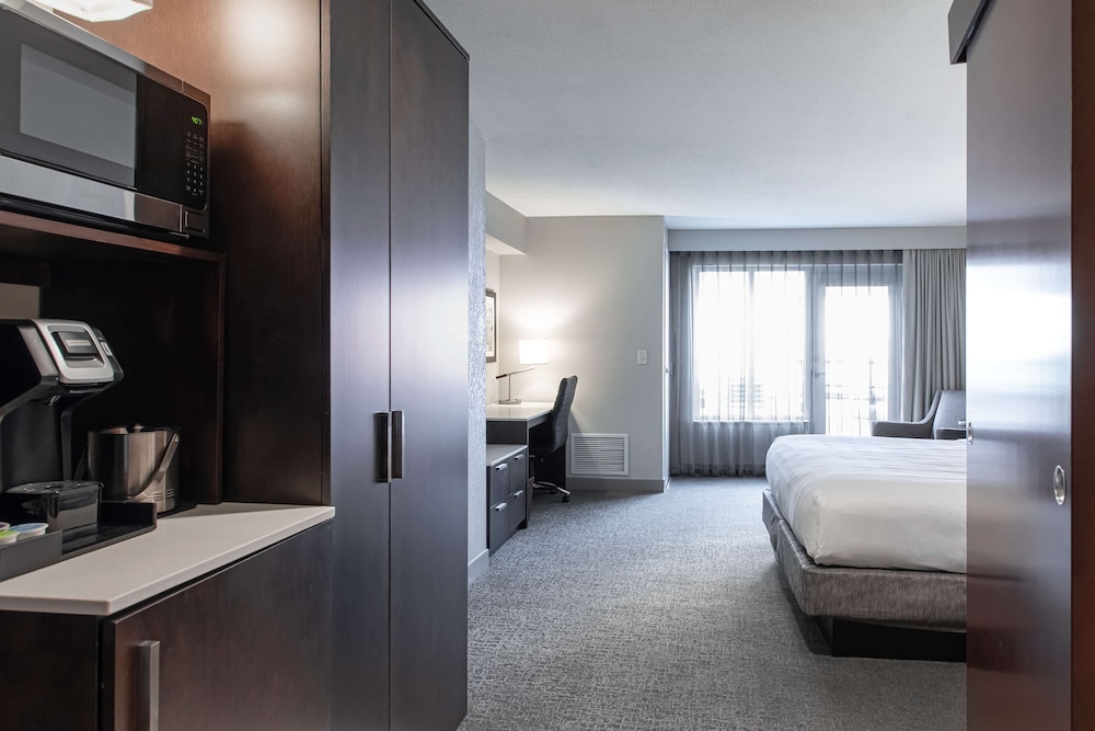 Deluxe Studio Suite, 1 King Bed with Sofa bed, Balcony photo 1