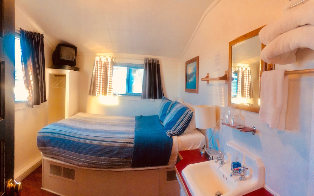 European Style Rm #6 (Shared Bath) (1 double bed, upstairs)