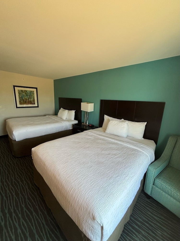 Room, 2 Queen Beds, Hearing Accessible, Non Smoking (Mobility, Bathtub w/ Grab Bars) photo 3