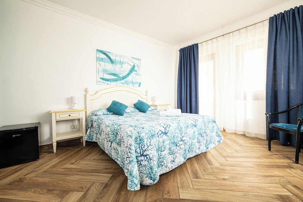 Superior Double or Twin Room, 1 Double Bed, Partial Sea View photo 1