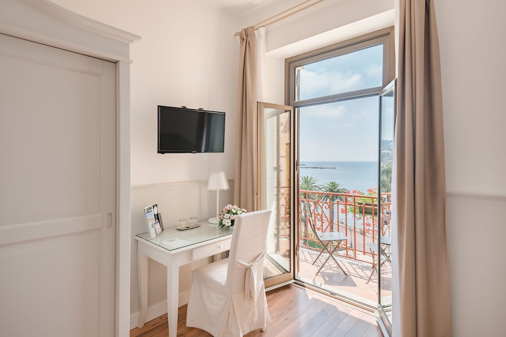 Double Room, Sea View - Photo 2