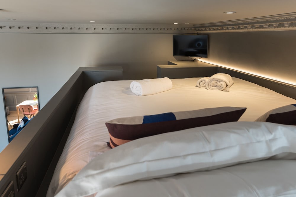Deluxe Studio Suite, 1 King Bed with Sofa bed, Kitchen, Mezzanine