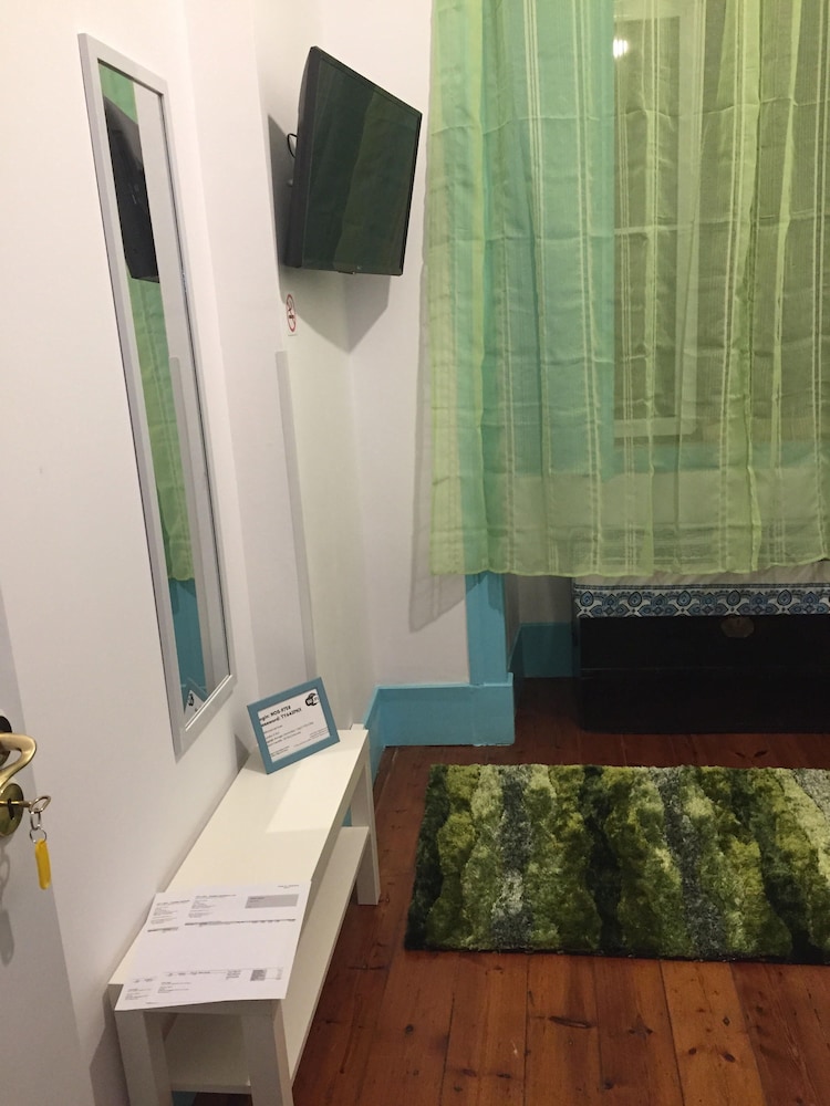 Classic Twin Room with bunk bed and  shared toilet photo 3