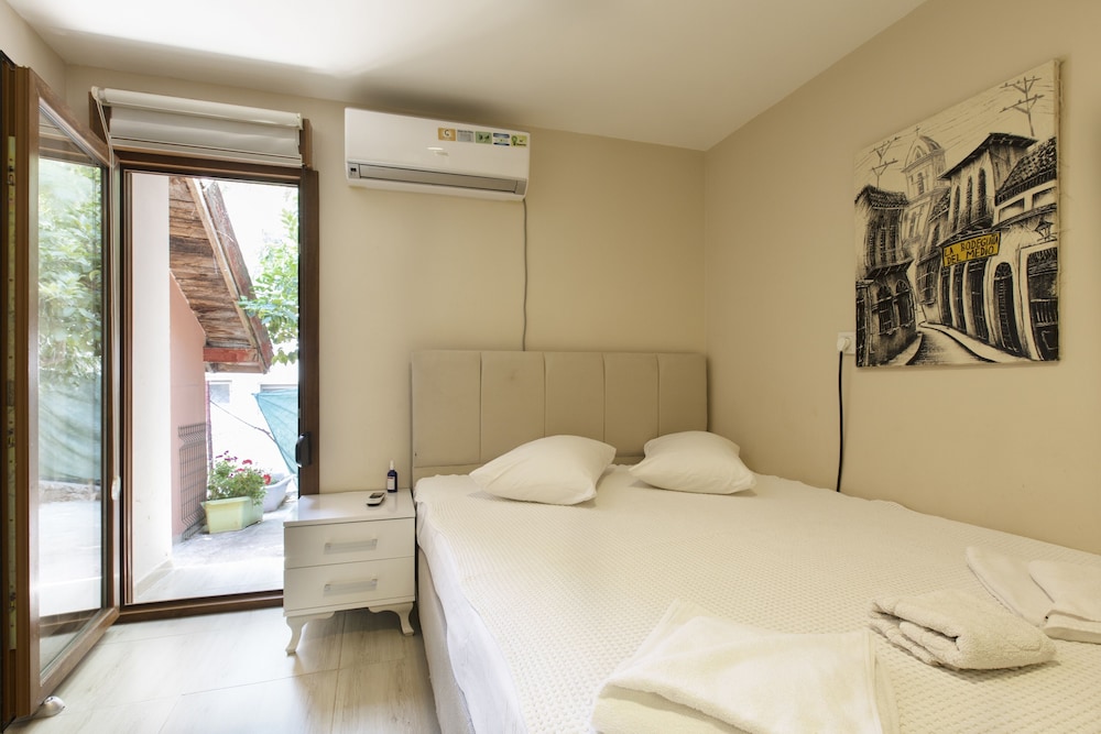 Standard Room, 1 King Bed, Garden Area photo 1