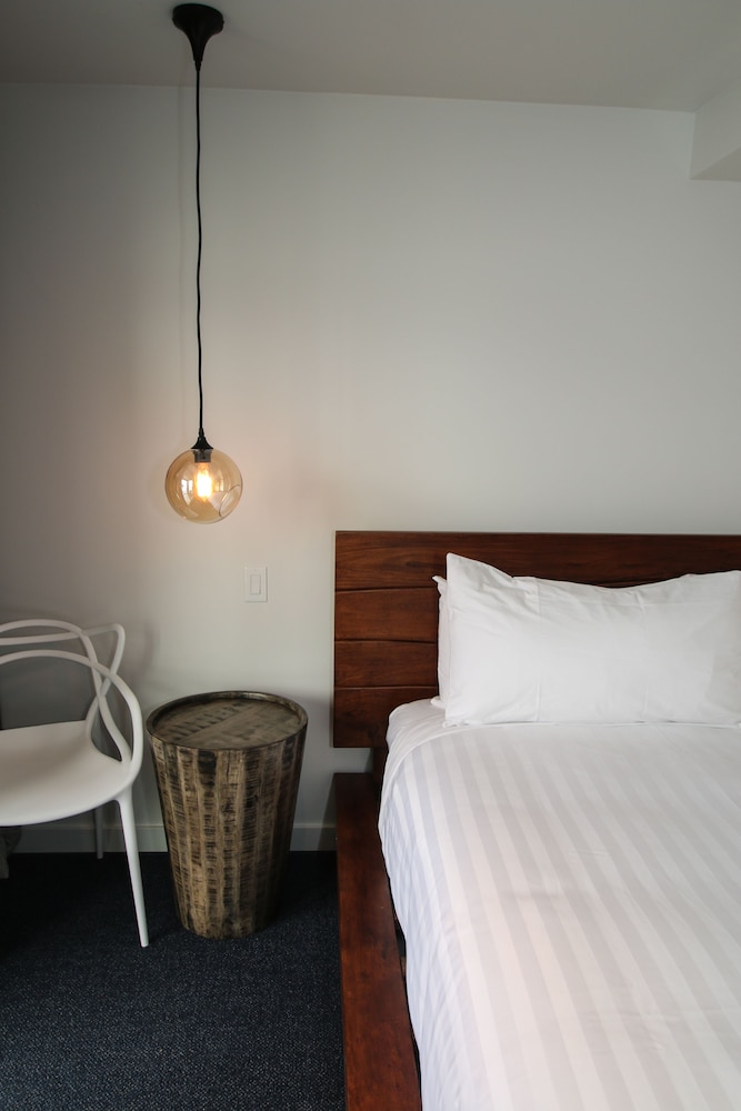 Deluxe Studio, 1 King Bed, Ocean View photo 2