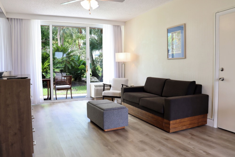 Deluxe Oasis King Suite - Photo 5