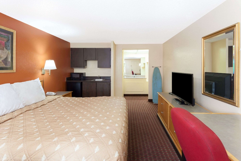 Room, 1 King Bed, Non Smoking - Photo 5