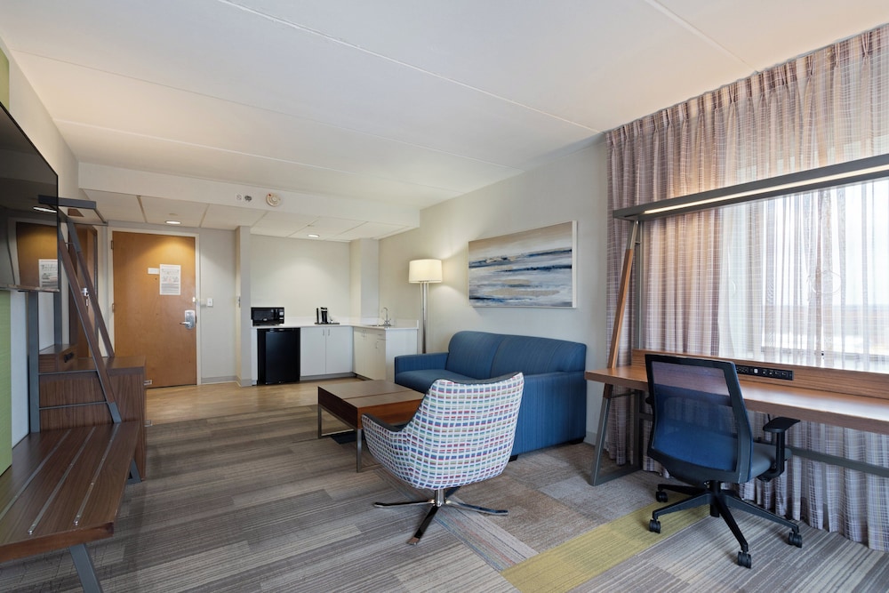 2 Queen Beds 1 Bedroom Suite Sofa Bed - Photo 3