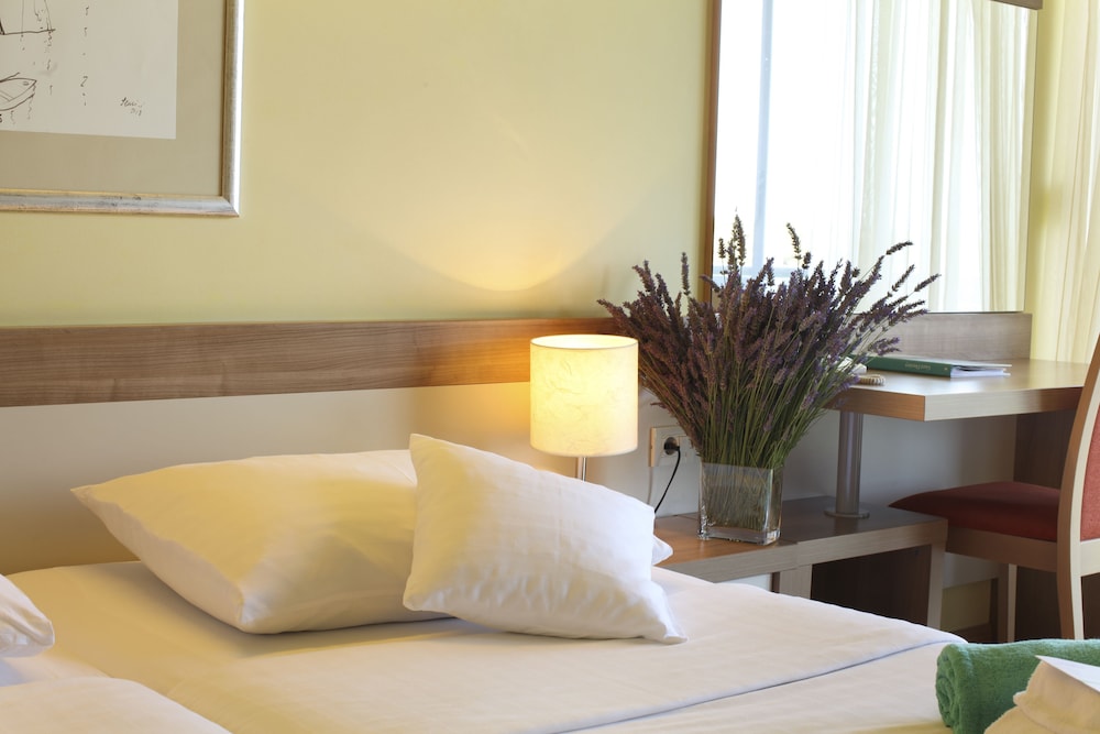 Standard Twin Room with Extra Bed and Sea Side Balcony - Photo 2