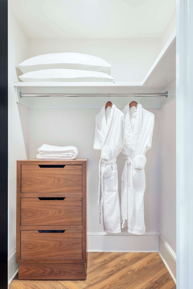 Standard Room, 1 King Bed (Guestroom)