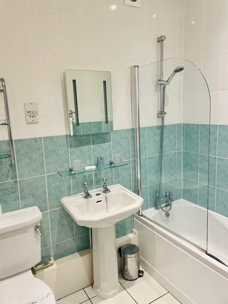 Triple Room, Ensuite photo 3