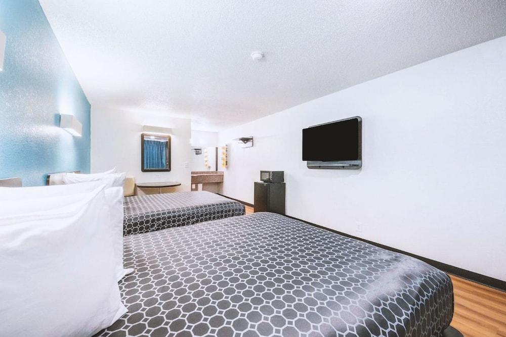 Room, 2 Queen Beds, Non Smoking photo 3