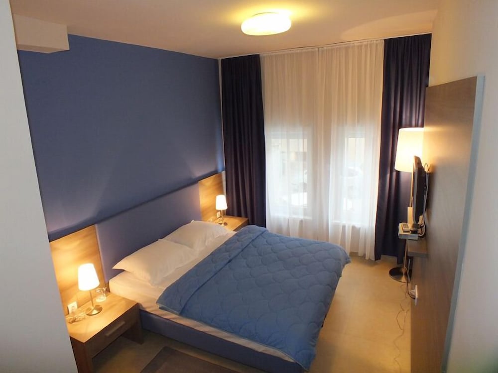Double Room - Photo 2