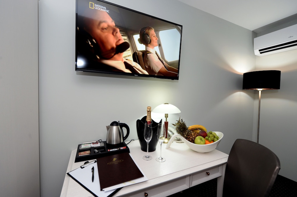 Superior Triple Room, City View photo 3