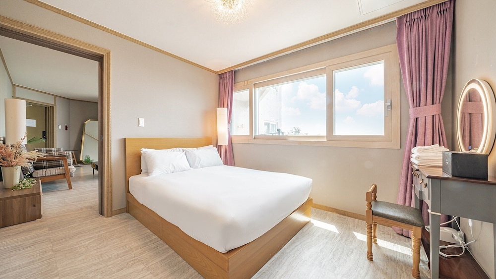 J. View Suite photo 3