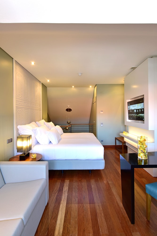 Mezzanine, King Size Bed