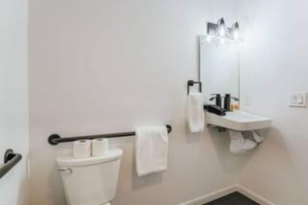 Classic Room 1 King (Accessible) photo 3
