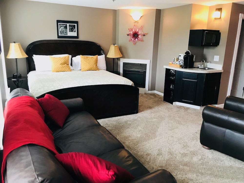 Deluxe Room, 1 King Bed with Sofa bed, Non Smoking, City View photo 3
