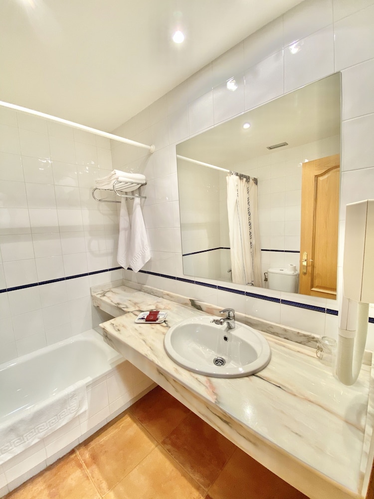 Standard Double or Twin Room photo 3