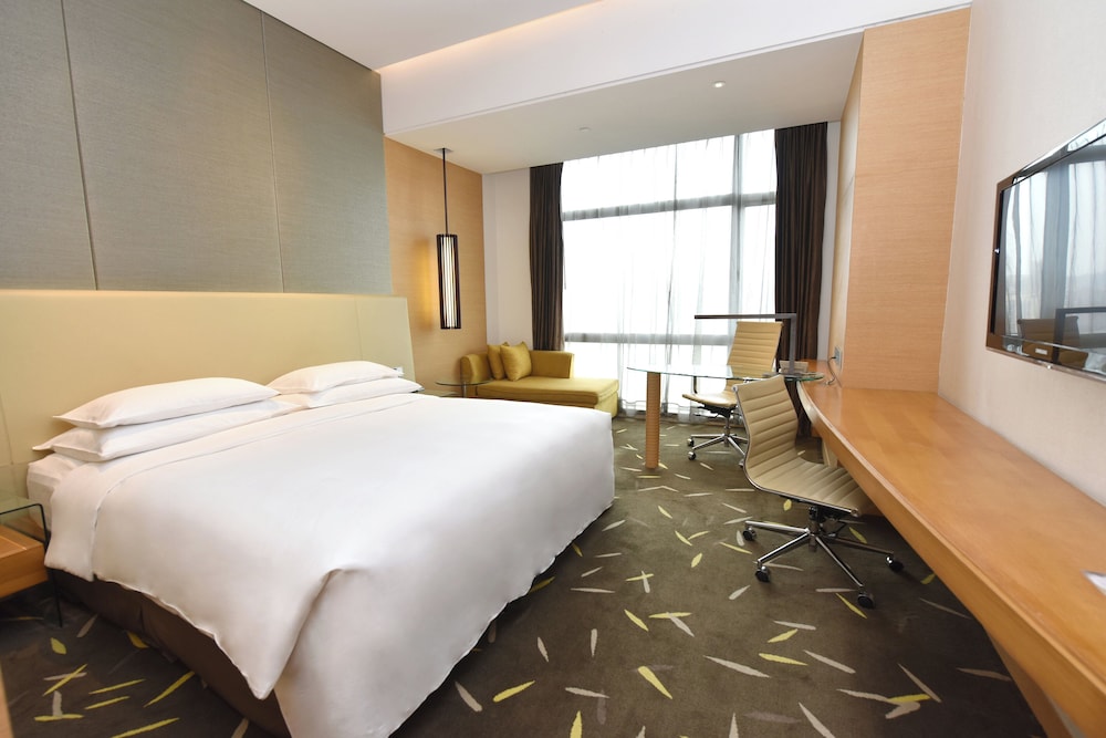 Standard Room, 1 King Bed, Club Lounge Access - Photo 5
