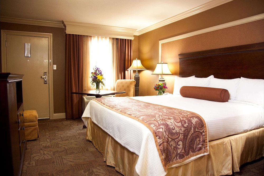 Standard Room, 1 King Bed, Non Smoking, Courtyard Area photo 2