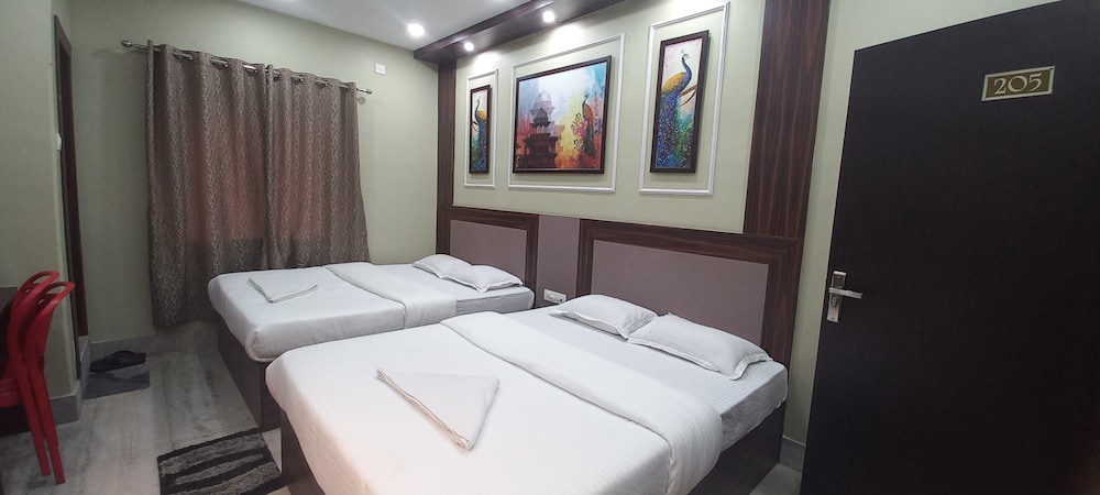 Deluxe Quadruple Room, City View