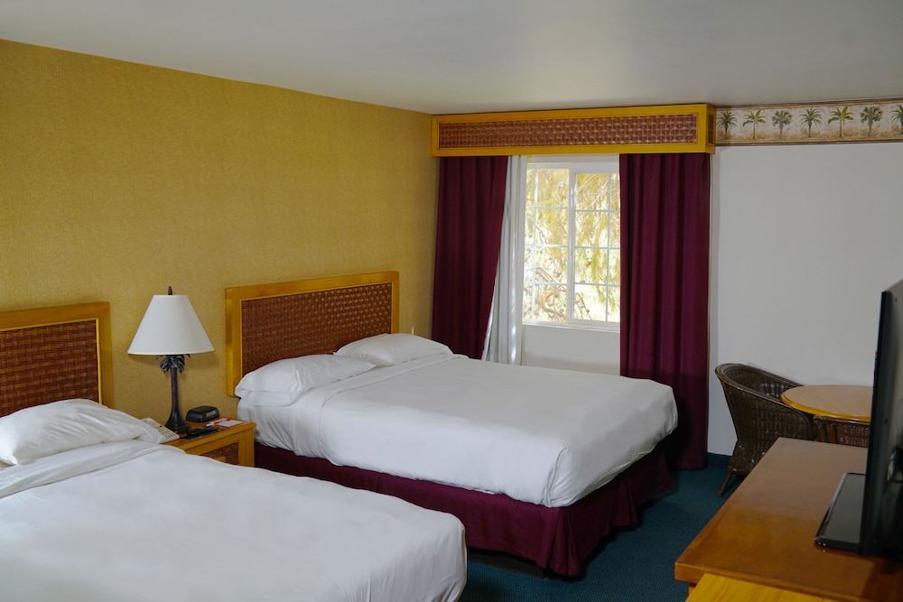 Standard Room, 2 Queen Beds - Photo 6