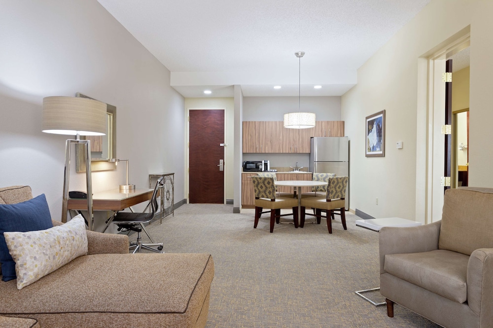 Suite, 2 Queen Beds - Photo 2