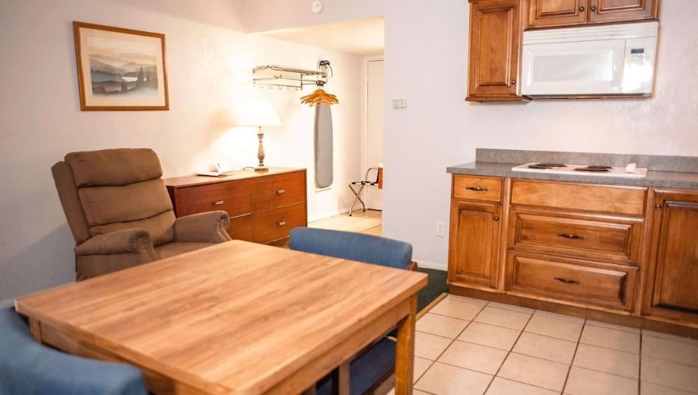 Deluxe Studio, 2 Queen Beds, Non Smoking, Kitchenette photo 3