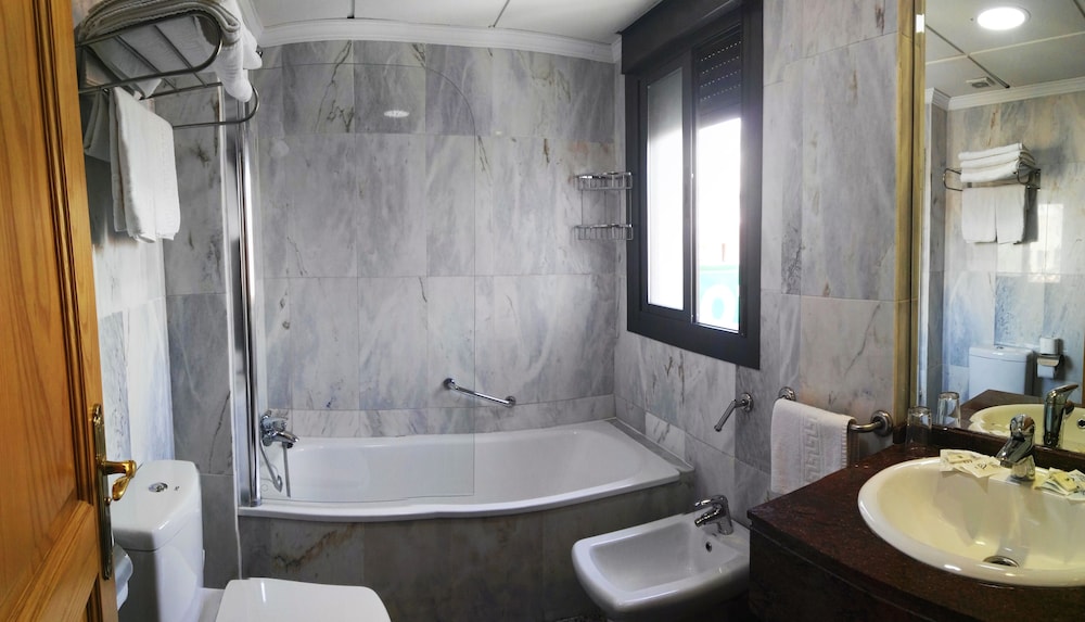 Double Room - Photo 14