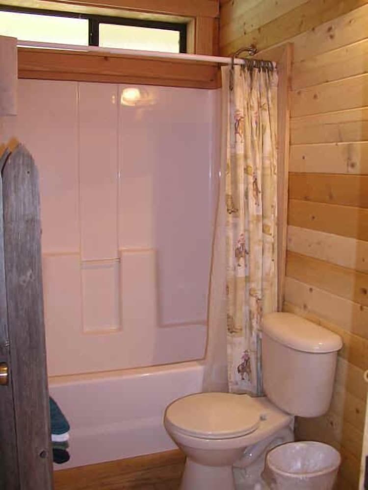 Traditional Cabin, 2 Bedrooms, 2 Bathrooms photo 2