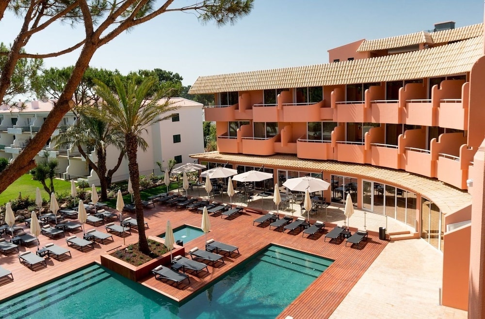 Junior Studio Suite, Pool View thumbnail 5