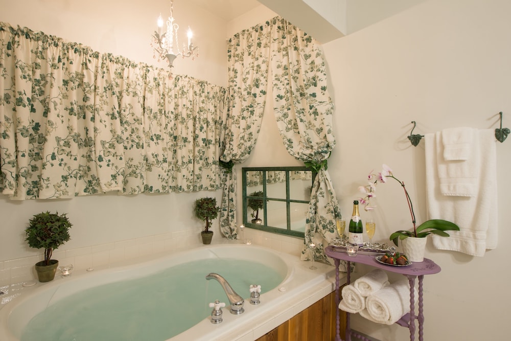 Romantic Double Room, 1 Queen Bed, Jetted Tub, Garden View photo 2
