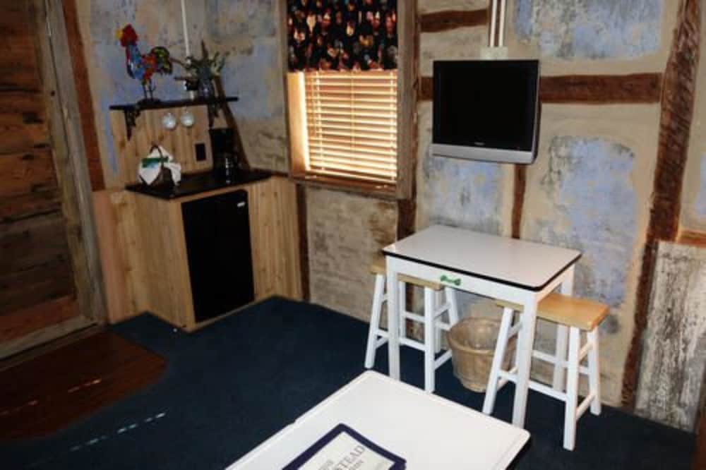 Traditional Double Room, Courtyard View (07 HID)
