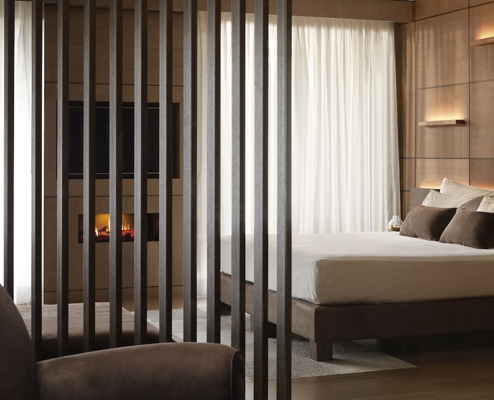 Exclusive Suite, 1 King Bed, Mountain View - Photo 1