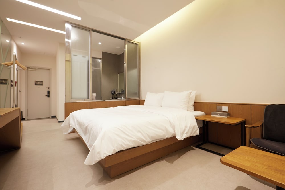Deluxe Double Room (Over 36 month old surcharge 20000 KRW, Breakfast Included ) photo 3