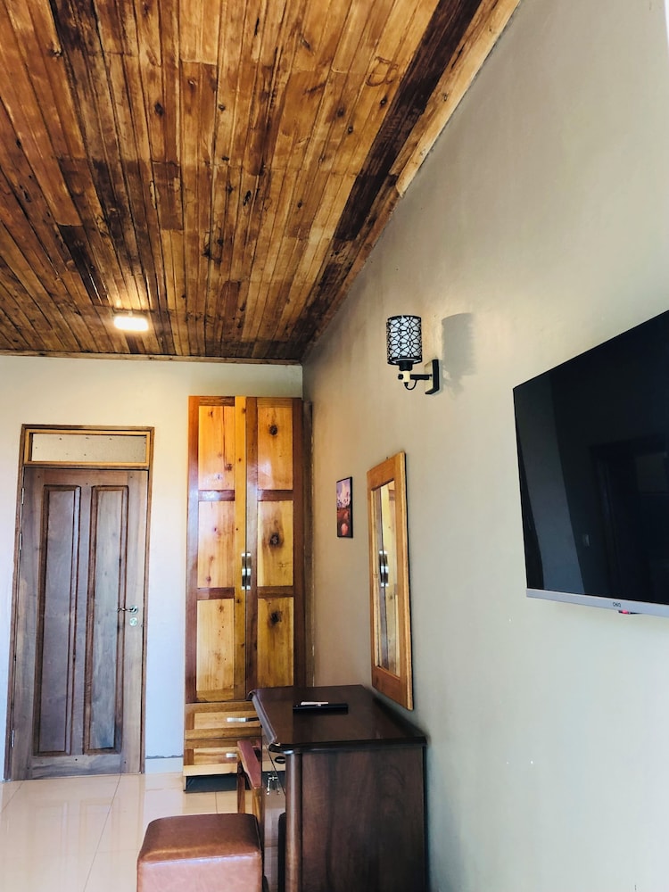 Executive Twin Room, 1 Bedroom, Partial Lake View, Executive Level photo 2