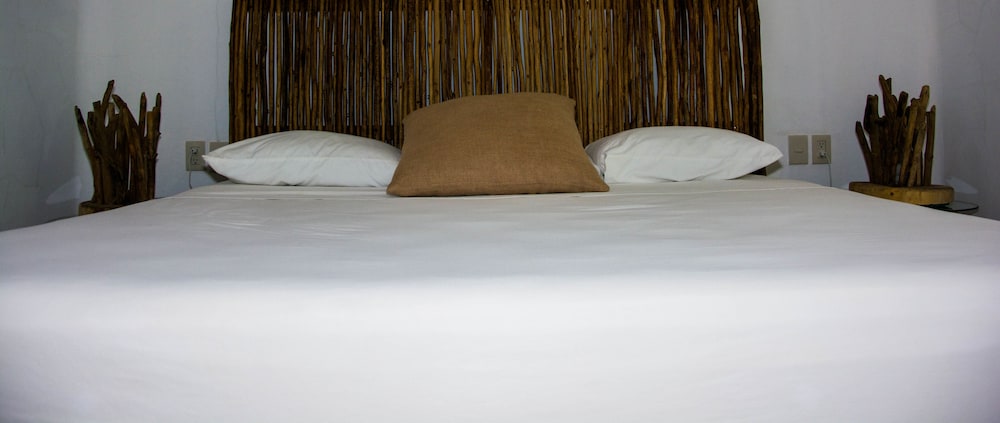 Standard Room, 1 King Bed photo 3