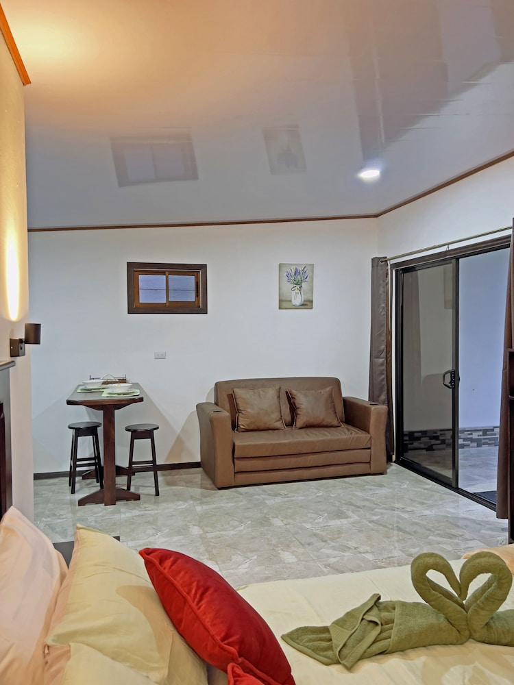 Comfort Cabin, 1 Queen Bed with Sofa bed, Kitchenette, Garden View photo 3