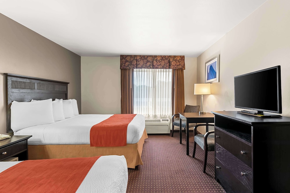 Standard Room, 2 Queen Beds, Non Smoking, Refrigerator & Microwave - Photo 3