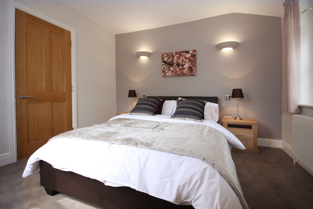 Apartment, 2 Bedrooms, 2 Bathrooms (Montague House Rg40 1au) photo 1