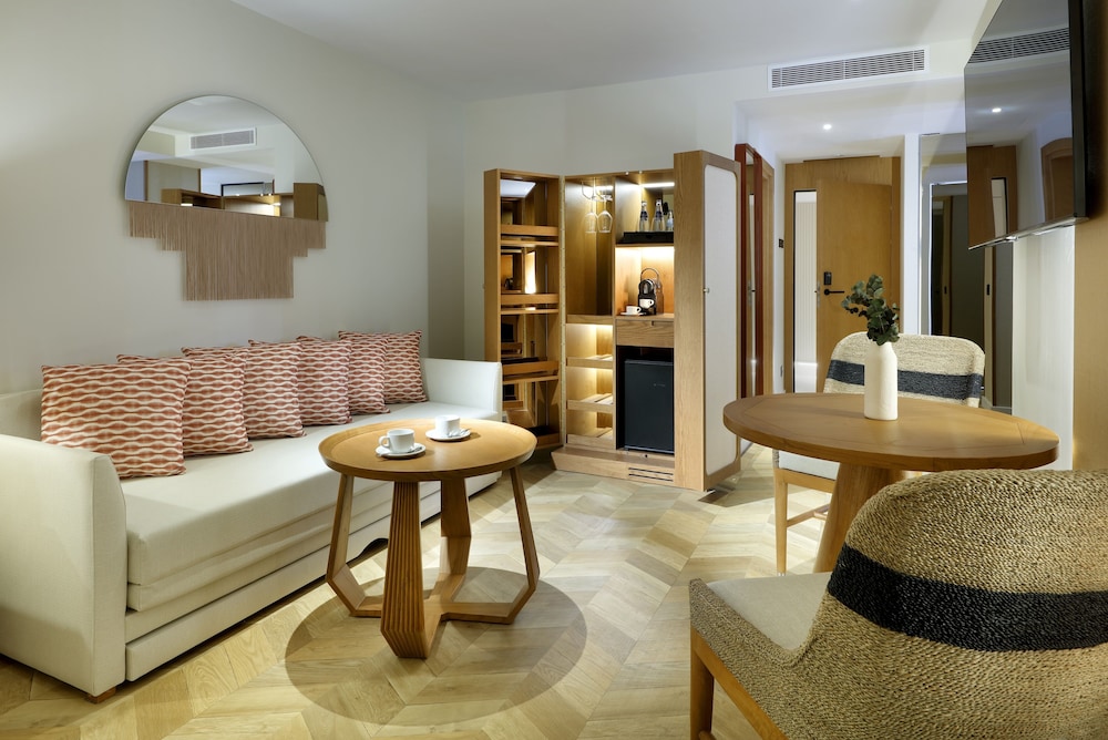 Suite, Sea View